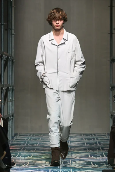 Look 15